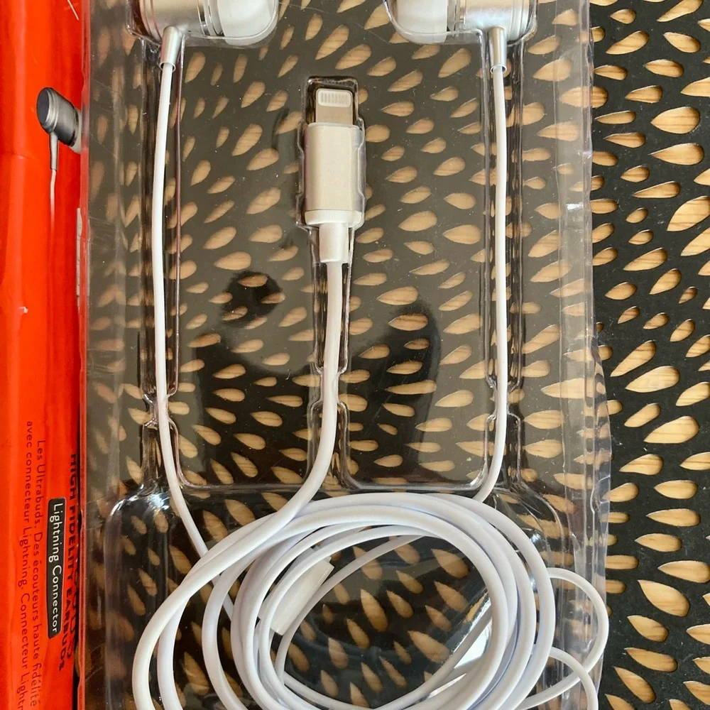 New In Box - Helix Ultrabuds High Fidelity EarBuds Lightning Connector